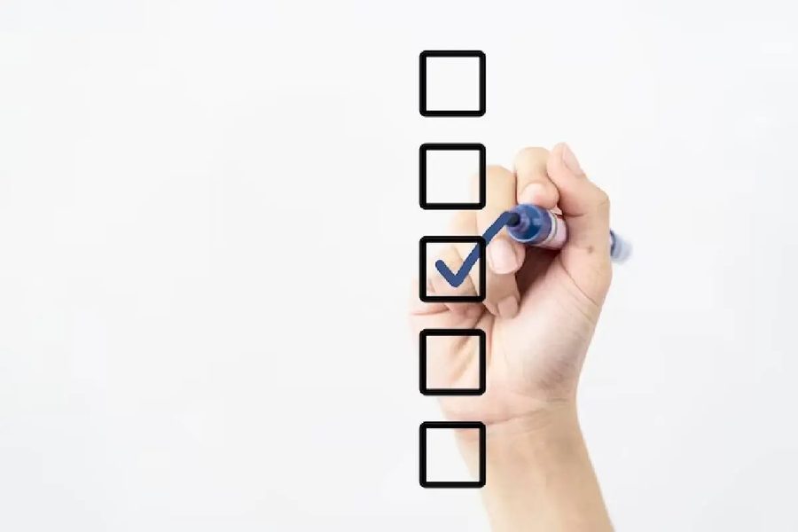 Mão marcando item em checklist